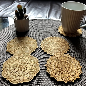 Set med 8 MANDALA BLOMSTERUNDERLÄGG, graverat träunderlägg, present till nytt hem, julklapp, drinkunderlägg, inflyttningspresent