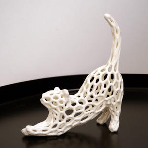 Cat Sculpture Abstract Geometric – Minimalist 3D-Printed Stretching Cat Figurine for Modern Home Decor & Cat Lovers, Housewarming Gift
