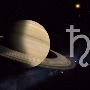 以下が含まれることがあります： 暗い星空を背景に、環が目立つガス惑星である土星の描写。土星の占星術記号である、上に十字架が付いたスタイリッシュな「h」も画像に表示されています。