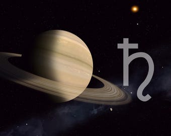 Puede incluir: Una representación de Saturno, un gigante gaseoso con anillos prominentes, sobre un fondo de estrellas oscuras. El símbolo astrológico de Saturno, una 'h' estilizada con una cruz encima, también es visible en la imagen.