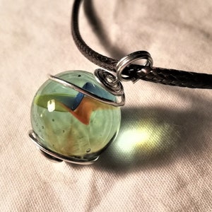 Collier en marbre, collier en verre filaire, pendentif mystique, collier en verre marbré mystique, bijoux en cristal sphériques, tour de cou jouet vintage