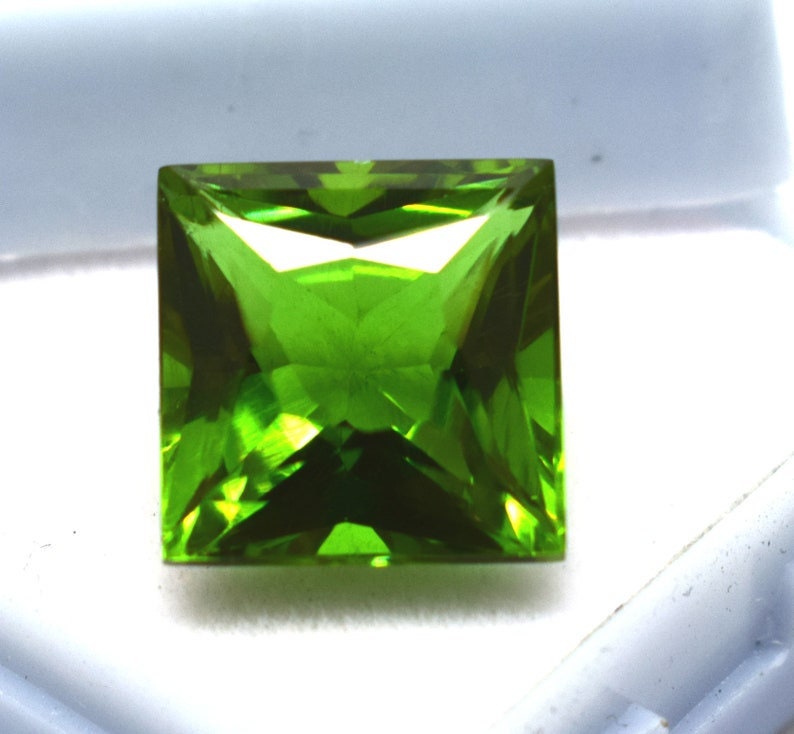 Pierre Alexandrite Lab-Créée 85 Ct - Forme Carrée - Qualité AAA - Fabriquée En Inde