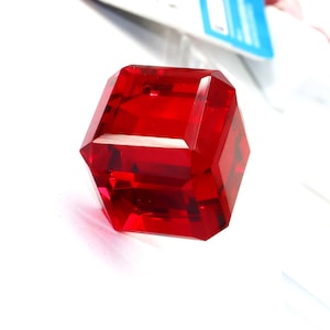 Rubí rojo natural: talla cúbica sin calentar ni tratar (257 quilates).
