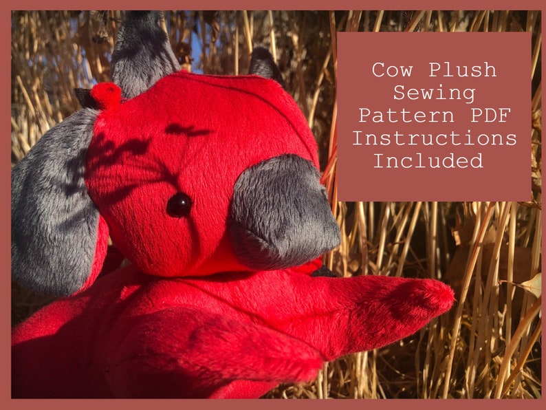 Op de afbeelding: Rood pluche koeien speelgoed met grijze oren en een zwart oog. Cow Plush Sewing Pattern PDF Instructies Inbegrepen.