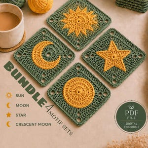 Pode incluir: Conjunto de bases para copos de crochê feitas à mão com temas celestiais. Cada base quadrada apresenta um design diferente: sol, lua, estrela e lua crescente, em amarelo sobre um fundo verde. A imagem inclui novelos de lã e uma xícara de café. O texto diz "BUNDLE 4 MOTIF SETS".