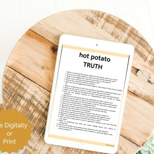 Puede incluir: Una tableta blanca muestra el texto "hot potato TRUTH" sobre una lista de preguntas. La tableta descansa sobre una superficie redonda de madera marr&oacute;n claro. Las palabras "Use Digitally or Print" est&aacute;n en un c&iacute;rculo amarillo.