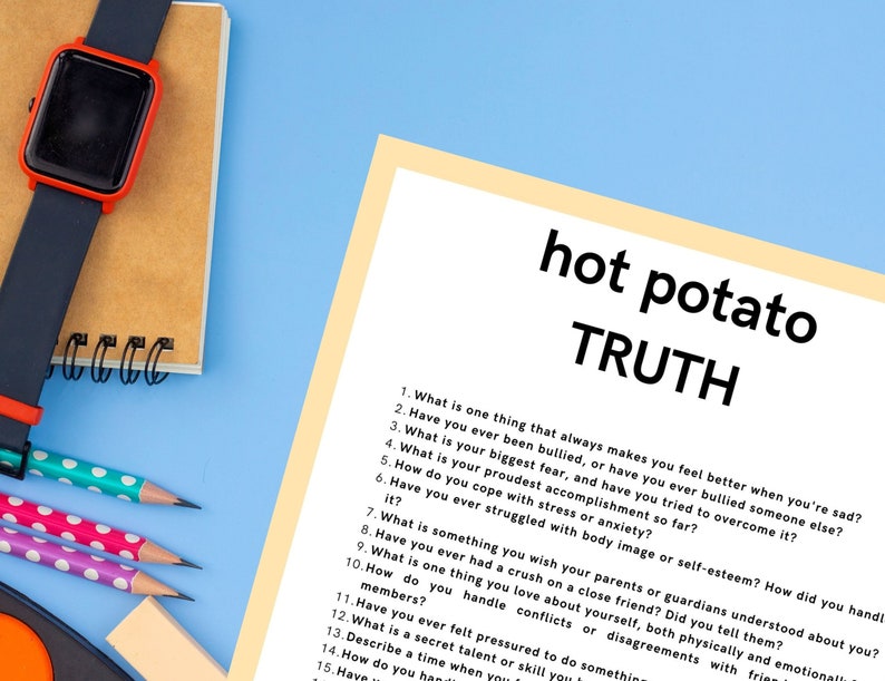 Puede incluir: Un fondo azul con un bloc de notas, l&aacute;pices y un reloj inteligente. Una hoja de papel con las palabras "hot potato TRUTH" y una lista de preguntas est&aacute; en el centro. El reloj tiene una pantalla negra y un marco rojo.