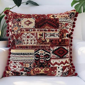Patchwork-Kissenbezüge in Bordeaux, 2er-Set, 50x50 cm, mit Bommeln, Boho Kelim