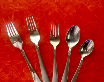 Simba by Oneida Frosted Handles Glossy Bowl & Accent