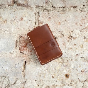 Cartera de piel minimalista, fina y resistente, varios colores.