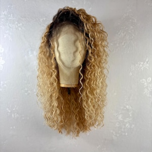 デイリーウィッグ！カーリーオンブレブロンドのレースフロントウィッグ。人毛ブレンド。分け目なし。自然な根元。耐熱性。