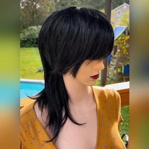 100 % brasilianskt äkta hår för vardagsbruk – Svart vargskuren peruk med lugg, rak mullet-stil, naturligt utseende