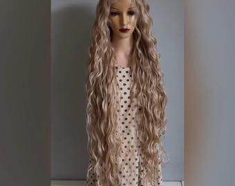 Peluca para uso diario. Peluca súper larga, ondulada, rubia miel clara, con mezcla de cabello humano y frontal de encaje. Aspecto natural, lista para usar.