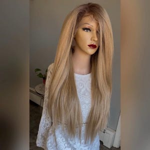 デイリーウィッグ！ナチュラルブロンドのロングストレートヘア。根元はブラウン。人毛ブレンド、レースフロント、分け目は自由