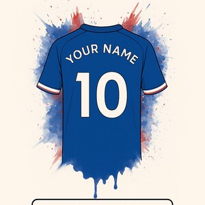 以下が含まれることがあります： 背中に白い文字が入った青いサッカーのユニフォーム。ユニフォームには背番号10と「YOUR NAME」の文字が入っています。ユニフォームは、赤と青のしぶきが飛んだ水彩画のような背景に囲まれています。画像の下部には「UNCLE JOHN」の文字があります。