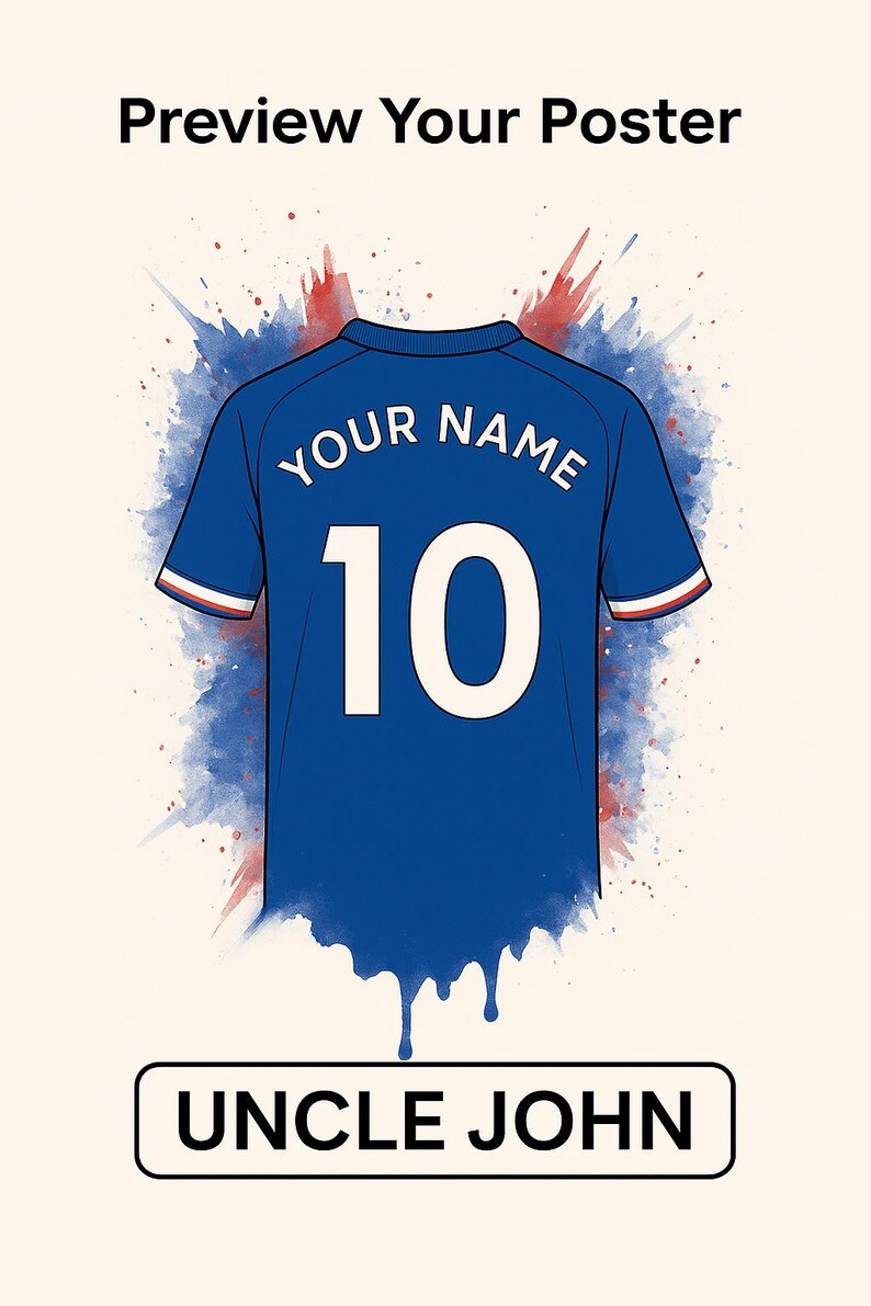 以下が含まれることがあります： 背中に白い文字が入った青いサッカーのユニフォーム。ユニフォームには背番号10と「YOUR NAME」の文字が入っています。ユニフォームは、赤と青のしぶきが飛んだ水彩画のような背景に囲まれています。画像の下部には「UNCLE JOHN」の文字があります。