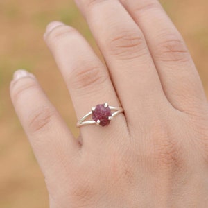 Bague en argent sterling rubis brut, pierre de naissance de juillet, bague de pierres précieuses naturelles, bijoux bohème faits main, cadeau pour elle, bague rubis unique avec pierre de naissance de juillet