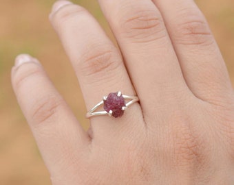 Bague en argent sterling rubis brut, pierre de naissance de juillet, bague de pierres précieuses naturelles, bijoux bohème faits main, cadeau pour elle, bague rubis unique avec pierre de naissance de juillet