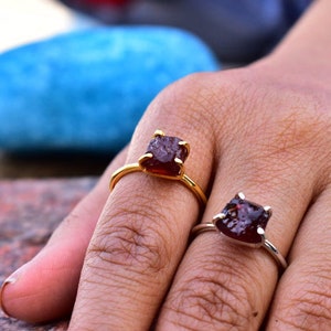 Minimalistischer Roher Granat Verlobungsring, Handgemachter Ring, 925 Sterling Silber, Echter Granat Roher Ring, Januar Geburtsstein, Granat Edelstein