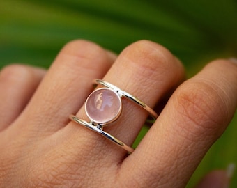 Rose Quartz Ring / 925 Sterling Silver Ring / Handmade Ring / Healing Gemstone / Gifts for her / Round Pink Stone / Dainty Rose Quartz Rings