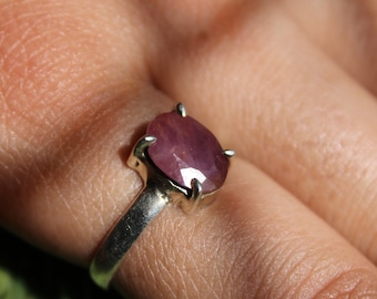 Ręcznie wykonany pierścionek z rubinem ze srebra próby 925 | Pierścionek z naturalnym owalnym rubinem | Biżuteria z kamieniem szlachetnym na lipiec | Minimalistyczny pierścionek z rubinem dla niej | Pomysł na prezent