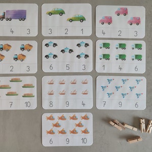 K&ouml;nnte beinhalten: Ein Satz von zehn druckbaren Karten mit verschiedenen Fahrzeugen, jedes mit einer Anzahl von Gegenst&auml;nden zum Z&auml;hlen. Die Karten sind f&uuml;r Kinder konzipiert, um das Z&auml;hlen und das Erkennen von Zahlen zu lernen. Die Zahlen 1, 2, 3, 4, 5, 6, 7, 8, 9 und 10 sind auf jeder Karte aufgedruckt.