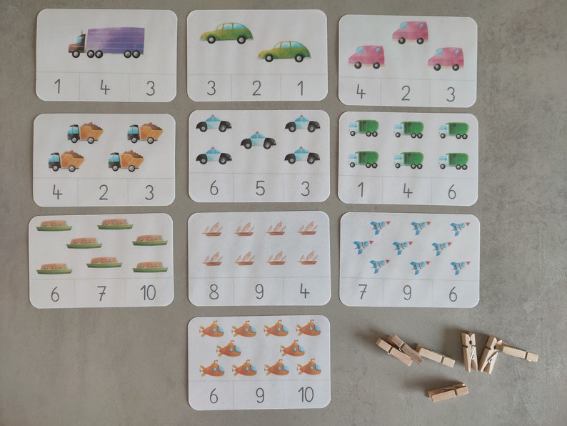 K&ouml;nnte beinhalten: Ein Satz von zehn druckbaren Karten mit verschiedenen Fahrzeugen, jedes mit einer Anzahl von Gegenst&auml;nden zum Z&auml;hlen. Die Karten sind f&uuml;r Kinder konzipiert, um das Z&auml;hlen und das Erkennen von Zahlen zu lernen. Die Zahlen 1, 2, 3, 4, 5, 6, 7, 8, 9 und 10 sind auf jeder Karte aufgedruckt.