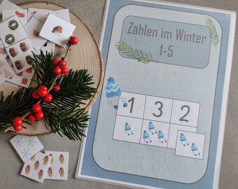 Può includere: Un'attività di conteggio invernale in blu e bianco con un cappello blu e i numeri da 1 a 5. Ci sono cappelli blu con pon pon bianchi in ogni casella. L'attività è progettata per aiutare i bambini ad imparare a contare.