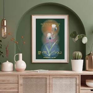 Peut inclure: Une affiche encadrée avec une illustration botanique d'iris et le texte "BLOOM WHEREVER you are planted." L'affiche a un fond vert foncé avec des cercles flous colorés. Le texte "WHERE FLOWERS BLOOM SO DOES HOPE" est également inclus.