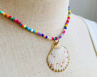 Colorful Beaded Seashell Pendant Necklace, Bohemian Summer Beach Necklace, Gold-Trimmed Natural Shell Charm, Vibrant Festival Accessory