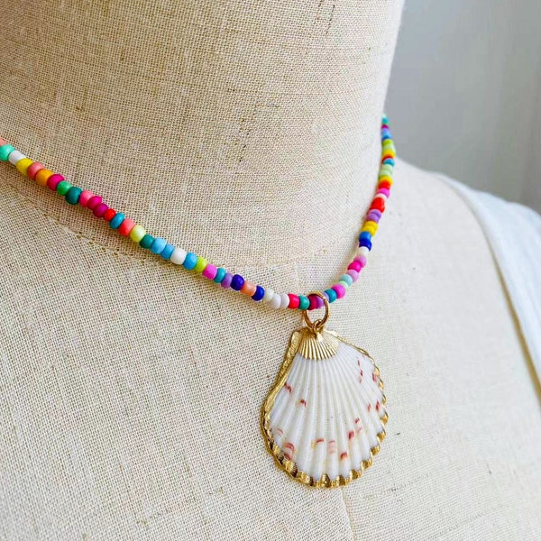 Colorful Beaded Seashell Pendant Necklace, Bohemian Summer Beach Necklace, Gold-Trimmed Natural Shell Charm, Vibrant Festival Accessory
