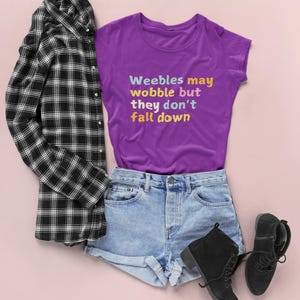 Gen X Nostalgi T-shirt – Retro citat med "Vi kanske vinglar men vi faller inte ner" Rolig Throwback-t-shirt – Present för vuxna