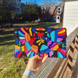 Cartera de mano con cuentas de inspiración otomí hecha a mano: diseño de pájaros y flores de colores: bolso de noche llamativo, regalo para ella, accesorio único, cartera negra