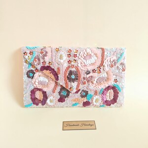 Cartera de mano con cuentas de flores, diseño de sobre con bordado de lentejuelas, bolsos cruzados de gamuza, regalo para ella, carteras de noche para fiestas, bolsos de verano