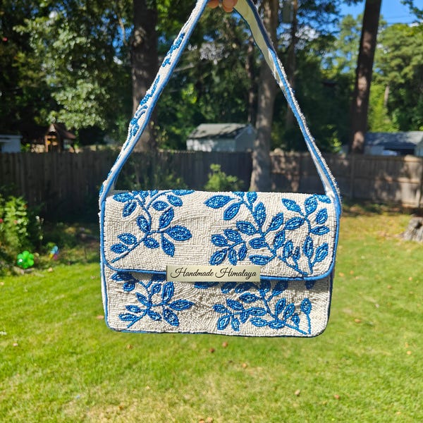 Bolso floral hecho a mano con cuentas: bolso de mano para bodas con hojas y enredaderas azules y blancas, bolso de hombro para la fiesta nupcial.