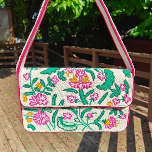 Sac à bandoulière rose et perles, Sac à fleurs orné de perles, Sac à main en perles de rocaille, Pochette en perles, Sac de perles, Pochette de soirée, Porte-monnaie en perles