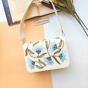 Clutch de cuentas blancas, bolso floral azul, bolso de fiesta de noche, regalo para novias, bolso de mano con asa superior, bolso de mano con flores azules y marfil, bolso de hombro con cuentas.