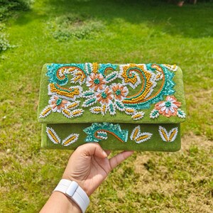 Cartera verde, bolso de noche verde, bolso cruzado, carteras verdes para bodas, carteras con flores, cartera con cuentas, cartera para graduación, cartera para fiesta