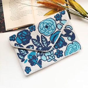 Cartera de mano con flores azules, cartera con cuentas blancas, bolso cruzado tipo sobre, regalo para novias, carteras azules para bodas, bolso de noche para fiestas, cartera con flores azules