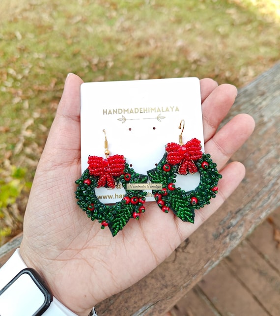 Christmas Wreath Beaded Earrings, Holiday Statement Dangle Jewelry, Green Red Beadwork Bow Earrings for Festive Winter Outfits