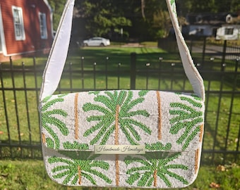 Grüne Tasche mit Palmenmotiv-Perlen | Weiße tropische Schultertasche