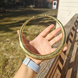 Collana girocollo in ottone dorato fatta a mano: collana etnica tribale