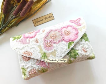 Bolso de mano blanco con cuentas y flores rosa pastel / Bolso de noche nupcial hecho a mano