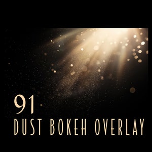 Könnte beinhalten: Ein goldenes Licht scheint durch eine Wolke aus Staubpartikeln und erzeugt einen Bokeh-Effekt. Der Text "91. DUST BOKEH OVERLAY" befindet sich am unteren Rand des Bildes.