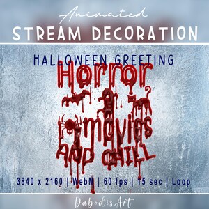 Puede incluir: Decoración de transmisión animada con temática de Halloween. Las palabras "Horror Movies and Chill" están escritas en letras rojas goteantes, con murciélagos, arañas y gatos. El fondo es de color gris azulado claro texturizado.