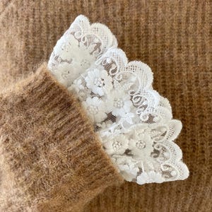 Detachable Victorian collar and matching cuffs in natural white embroidered lace image 3