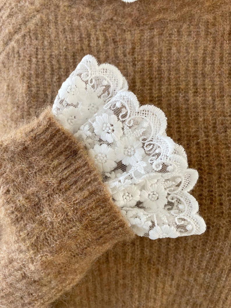 Detachable Victorian collar and matching cuffs in natural white embroidered lace image 3