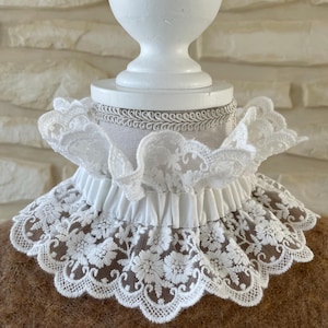 Detachable Victorian collar and matching cuffs in natural white embroidered lace image 2