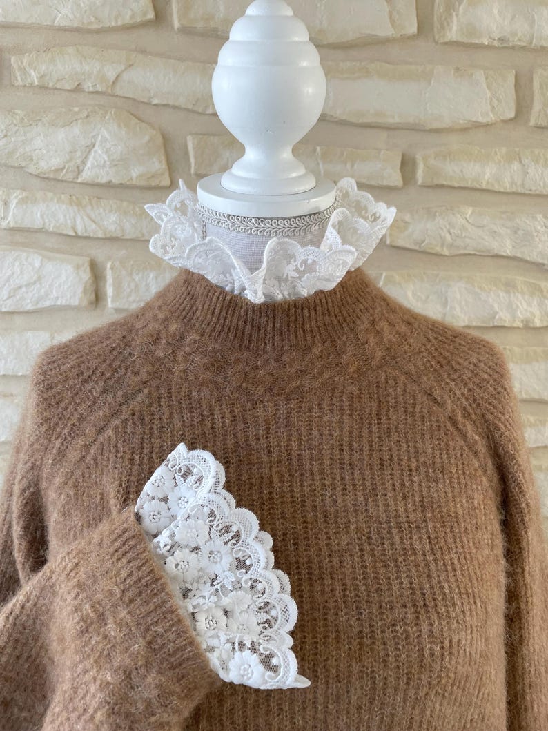 Detachable Victorian collar and matching cuffs in natural white embroidered lace image 4