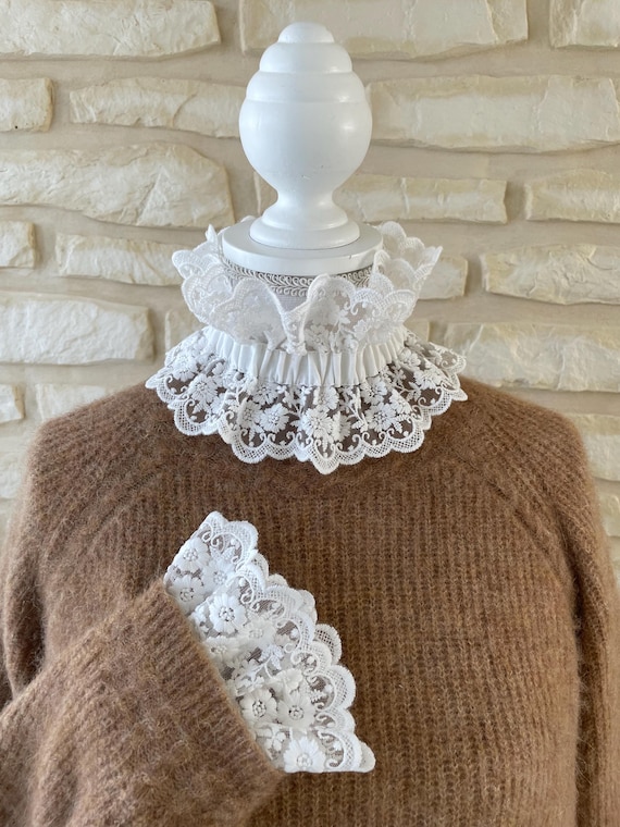 Col victorien amovible et manchettes assorties en dentelle brodée blanc naturel